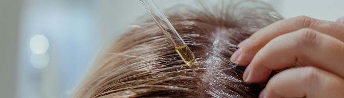 Peelingi do skóry głowy – sekret pięknych włosów czy niepotrzebny wydatek?